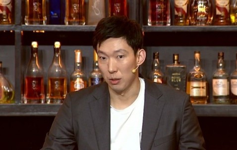 乐鱼体育APP-周琦：第三节马刺单干太多 经验和心态出问题了 应该多传导球